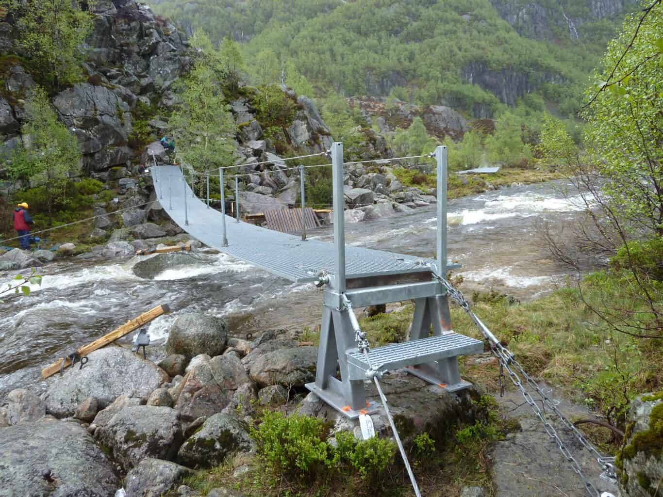 hengebro med gitterrist